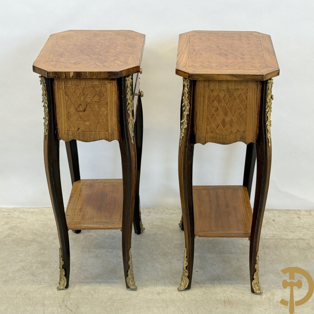 Paar notelaren bijzettafels met 2 lades en étagère, bovenaan met geparketteerd blad