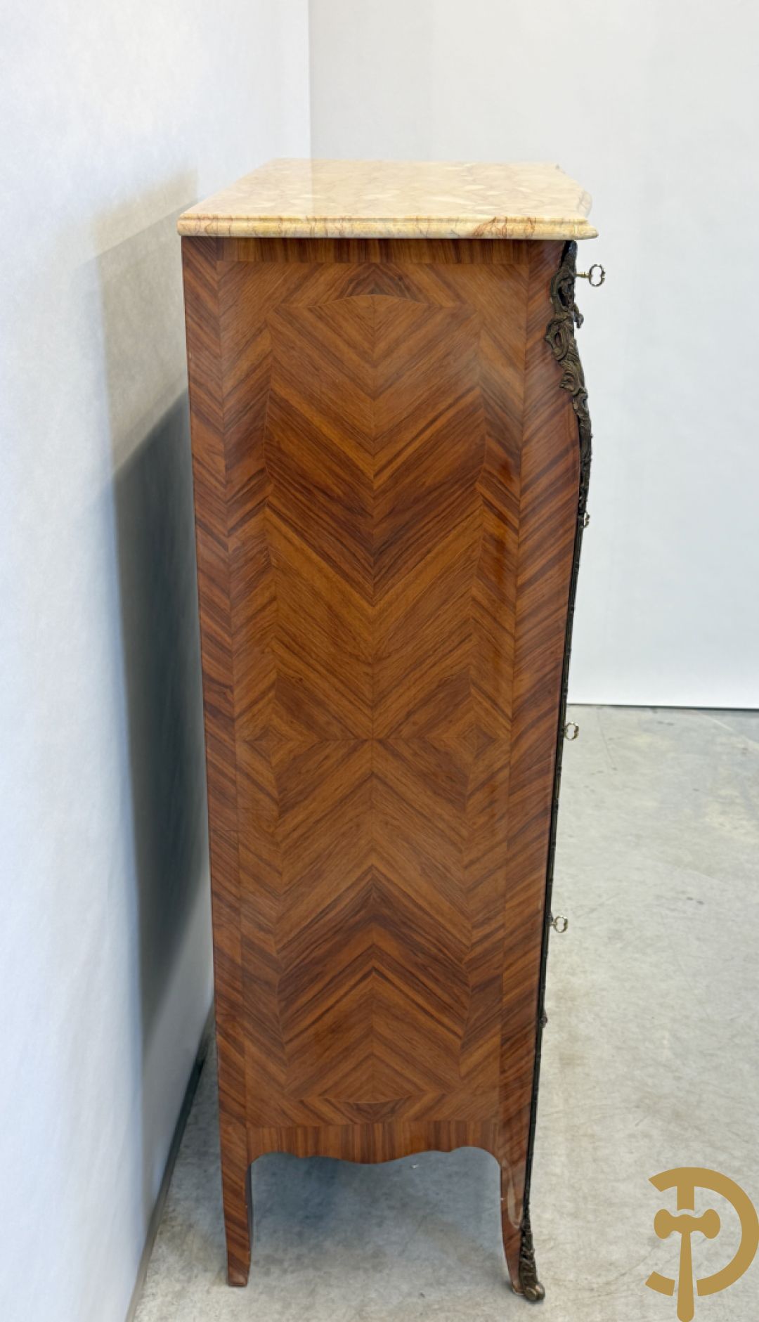 Notelaren zevenladenkast met bloemenmarquetterie en bronzen ornamenten, bovenaan met marmeren blad