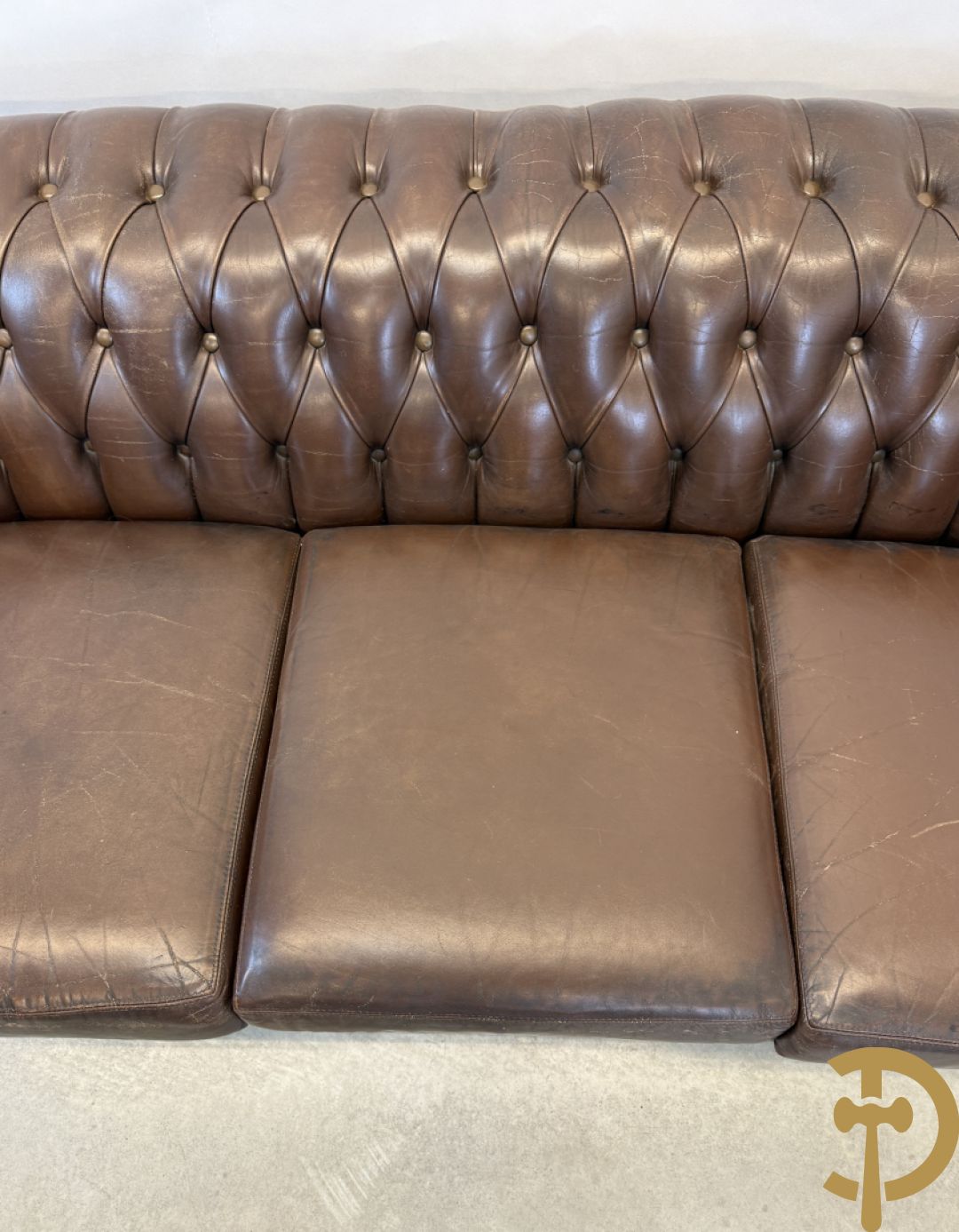 Bruin lederen driezit en club chesterfield