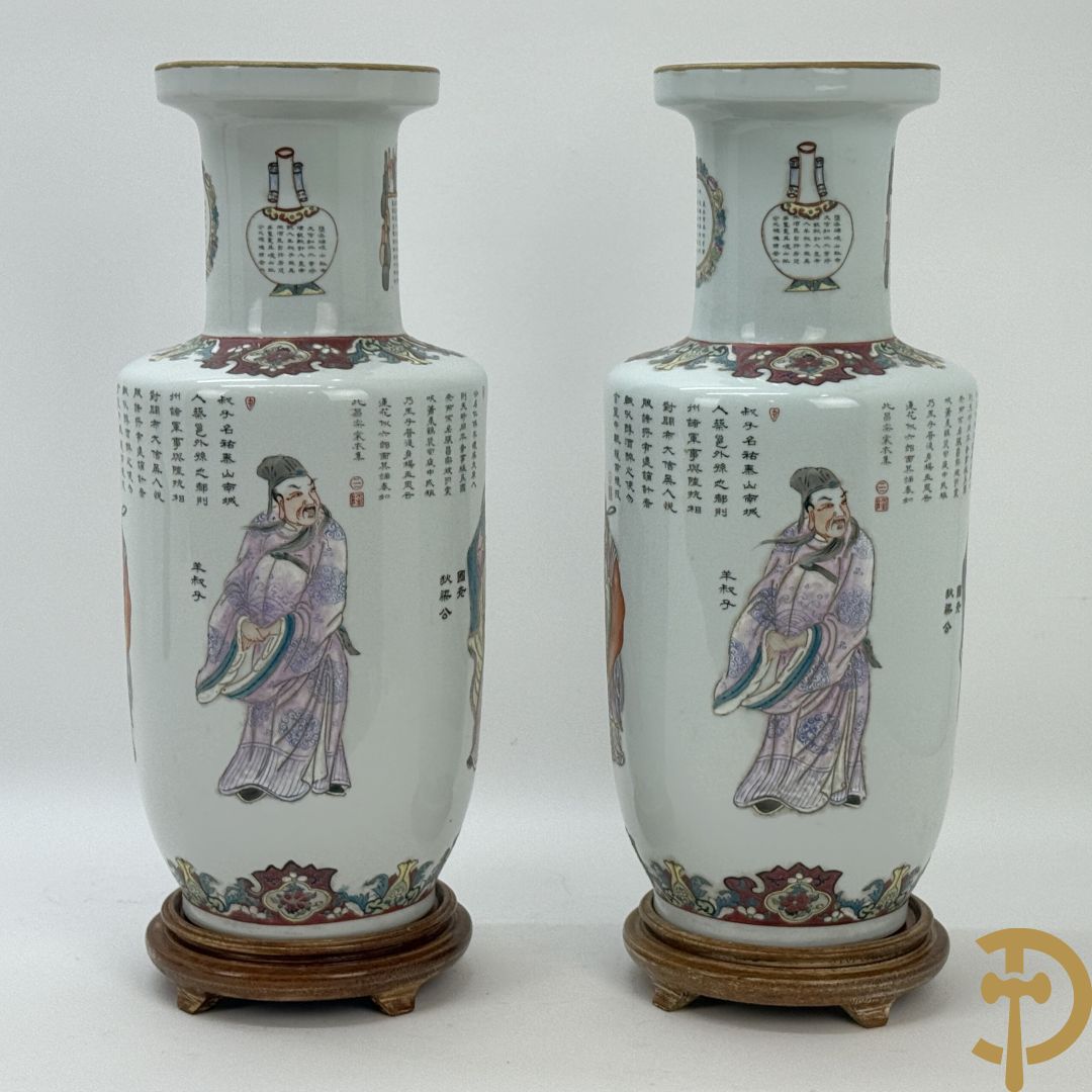 Paar porseleinen Chinese vazen met decor van personages en Chinese tekens, handgekleurd