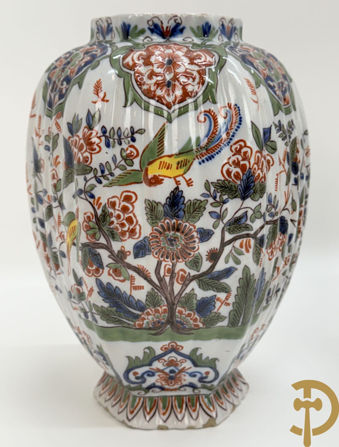 Paar polychrome Delftse zeshoekige dekselvazen met bloemen- en vogeldecor + 4 Strassbourgborden