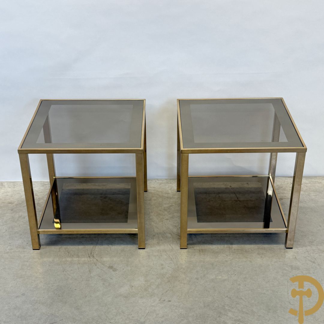 Paar koperen bout de canapé bijzettafels met afgeboord fumé/spiegelglas