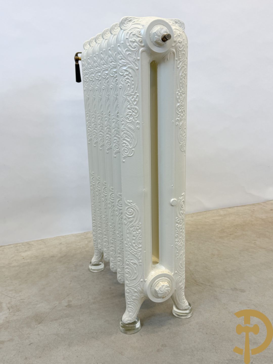 Gietijzeren Art Nouveau stijl radiator met 6 elementen op glazen pootjes - met bijhorende accessoires