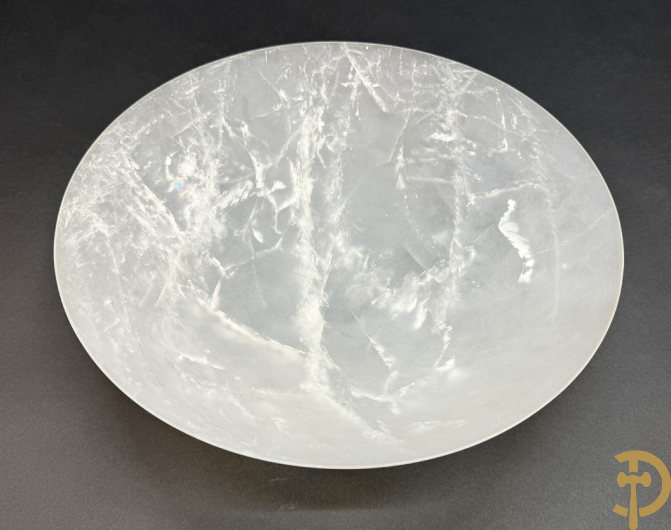 Wolf Helmut (getekend onderaan) Gepolierde schaal/bowl van wit geaderd bergkristal met rechte rand onder getekend WOLF H. (Steinbildhauer, Edelsteingestalter, aus Kirschweiler, Idar-Oberstein),