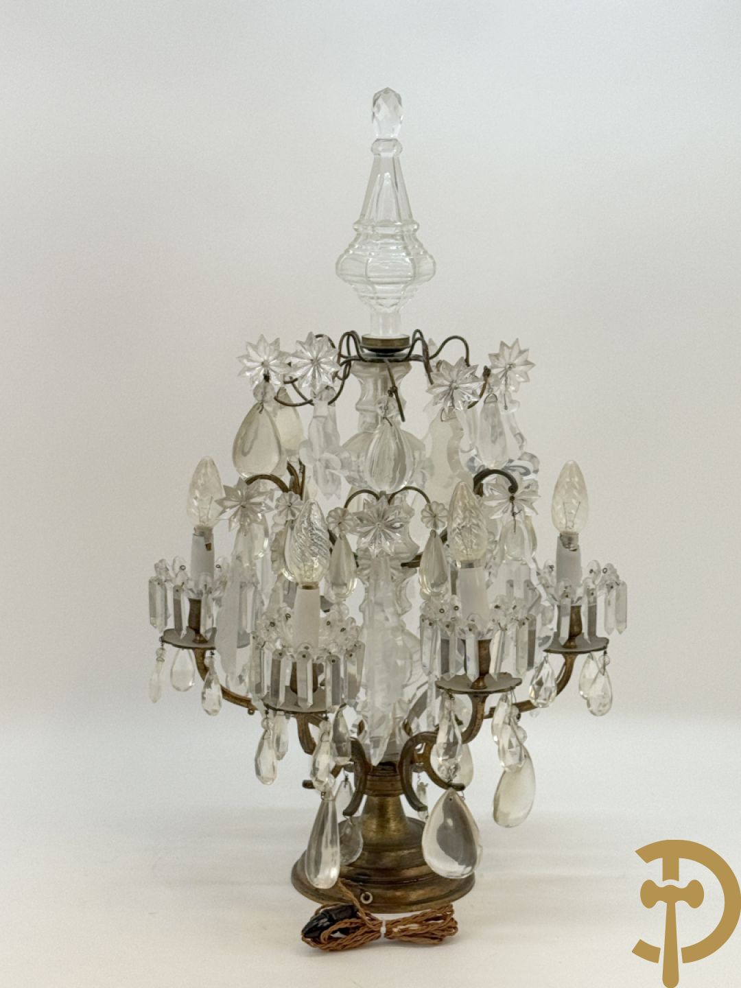 Kooperen girondole met 6 lichtpunten, bezet met kristallen bellen en bovenaan bekroond met pinakel