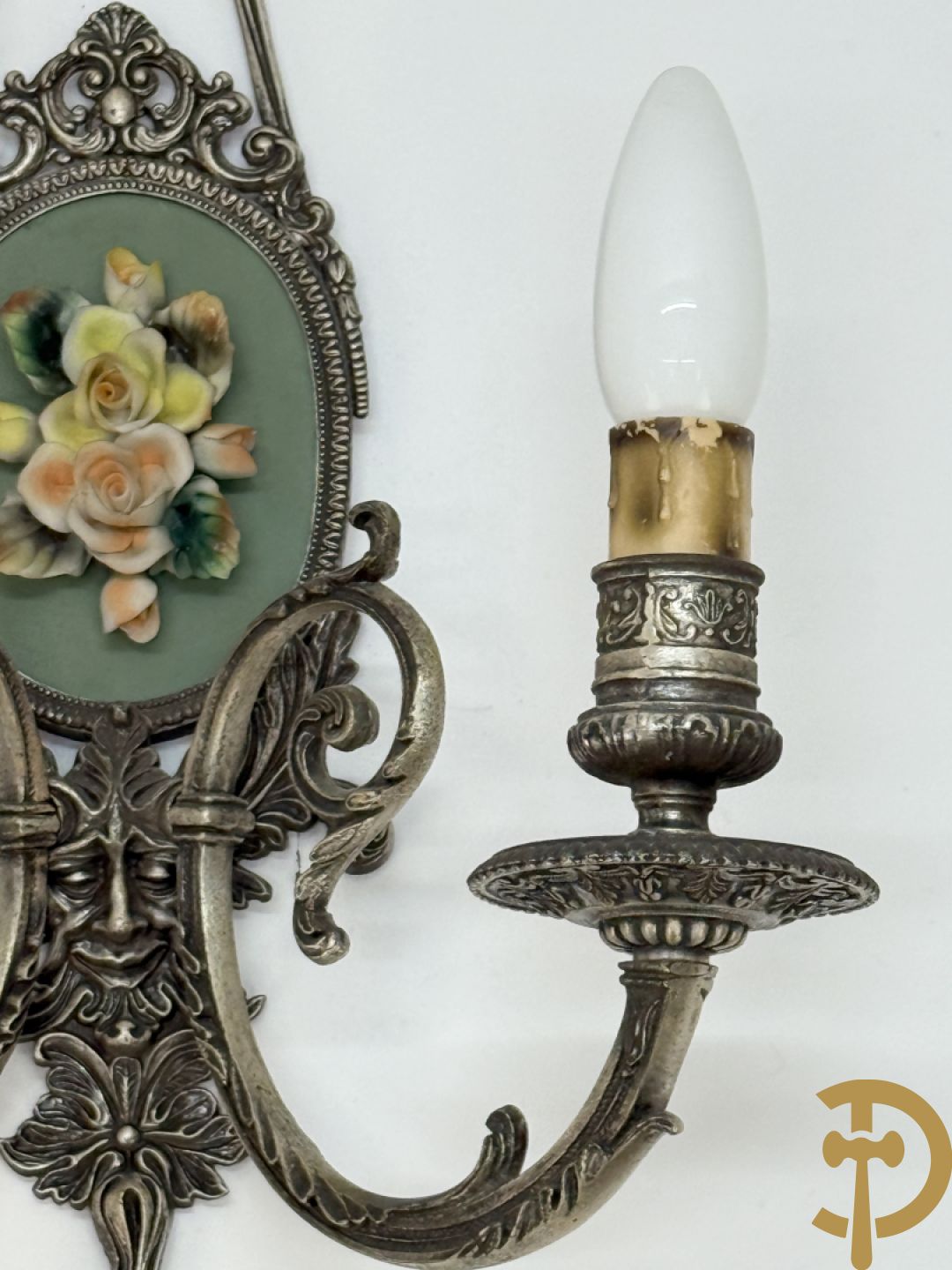 Paar verchroomde bronzen twee-armige applieken met porseleinen bloemen bezet