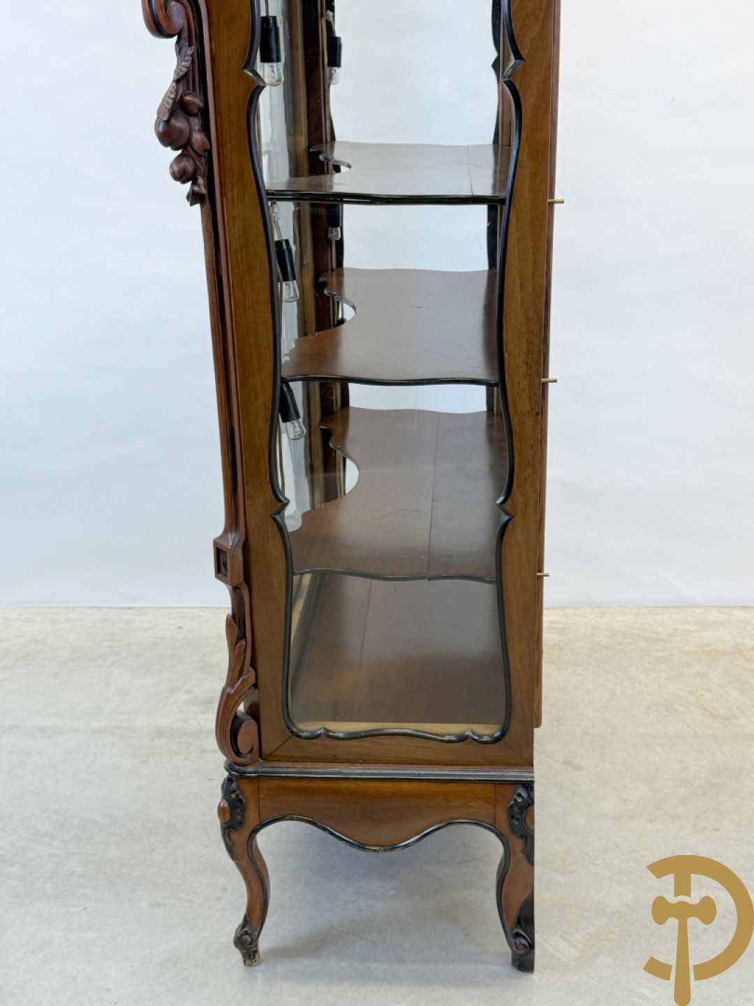 Franse notelaren vitrine met Louis XV motieven en fruitranken, bovenaan bezet met amfoor, 19e