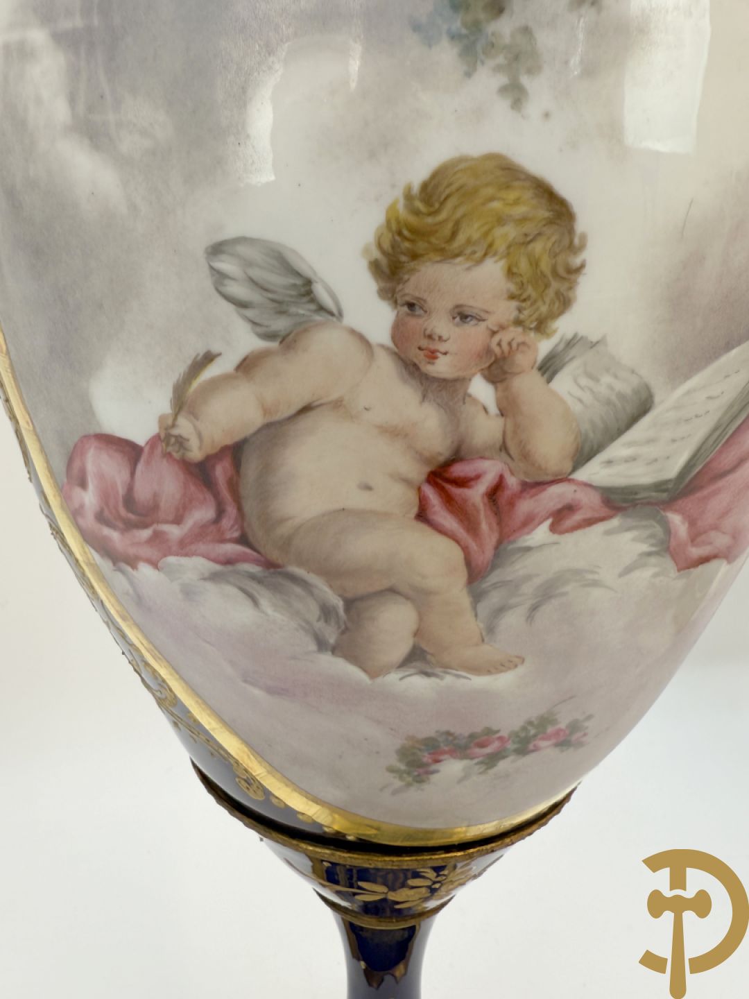 Paar Sèvres stijl vazen met bronzen oren en éénzijdig decor van cupido