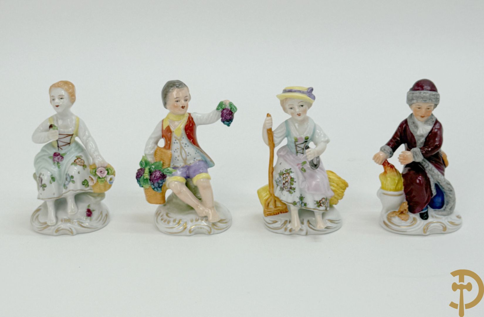 Vier porseleinen beeldjes 