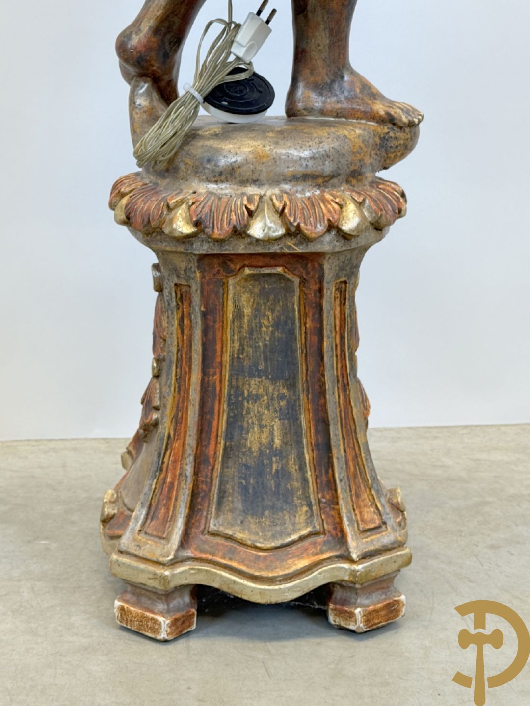 Paar gepolychromeerde dames op sokkel, bekroond met achtarmige kandelaar met lichtpunten en bellen, Italiaans, jaren 