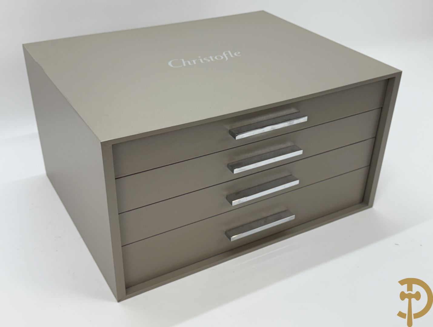 Verzilverd bestek bestaande uit 12 messen, 12 dessertlepels, 12 dessertvorken, 12 taartvorkjes, 12 dessertmessen en 12 visvorken, gemerkt Quaghebeur (Kuurne) dit alles in een in Christofle bestekkoffer ondergebracht