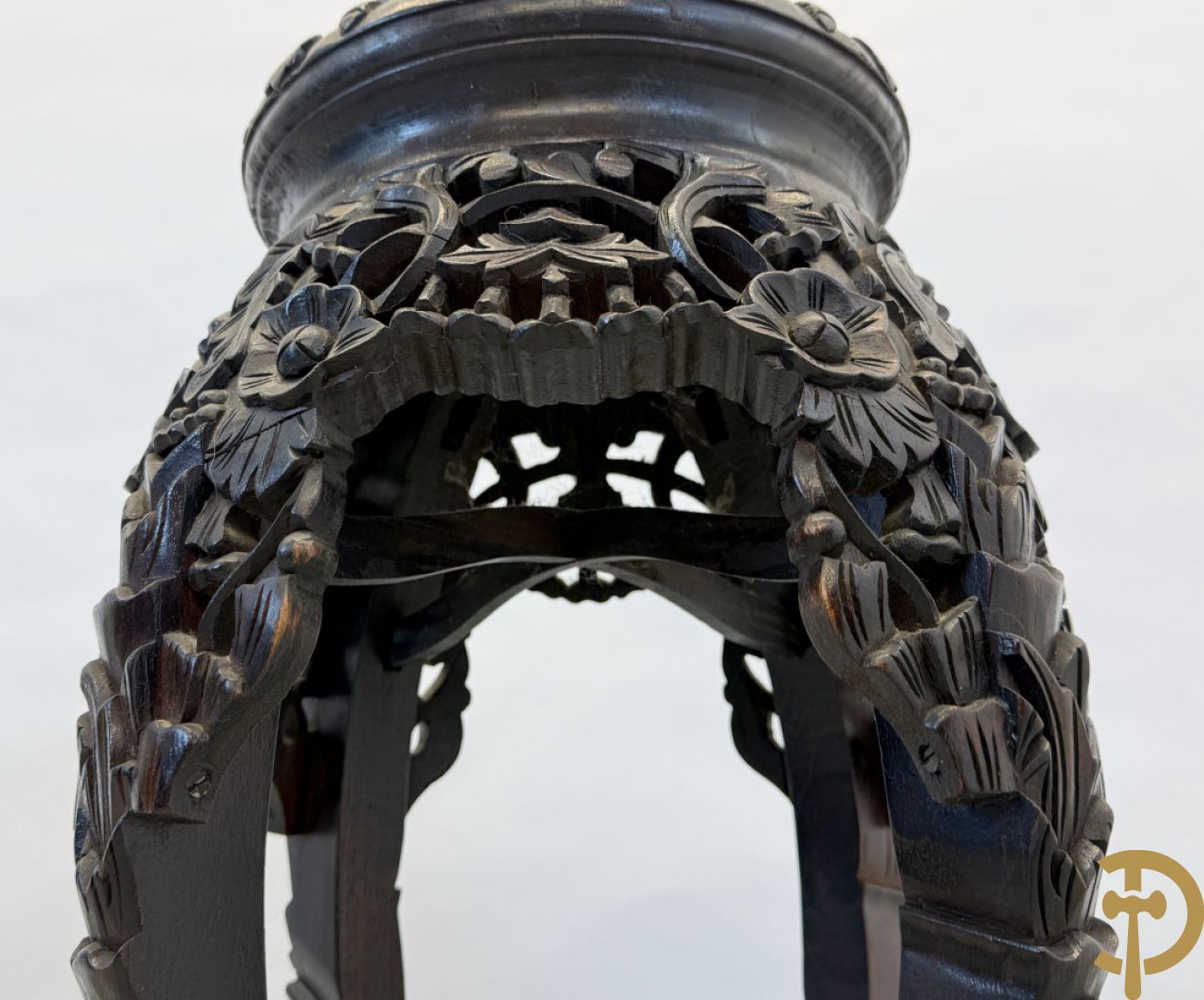 Chinese handgesculpteerde hoge sokkel met bloemenmotieven