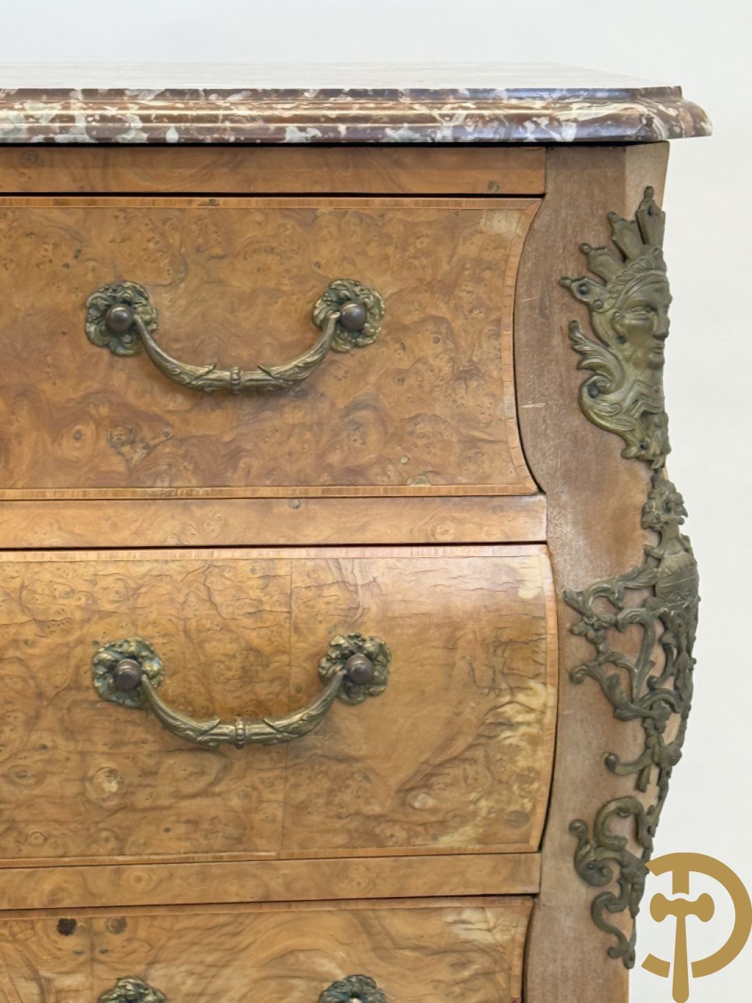 Wortelnotehouten drieladencommode met bronsbeslag van mazarinkoppen en accanthusranken, bovenaan met rood geaderd marmeren blad