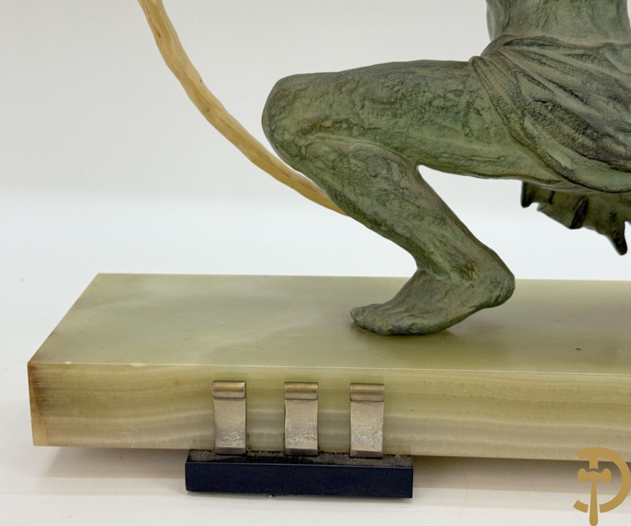 Kunstbronzen Art Deco beeld van boogschutter op onix marmeren basis