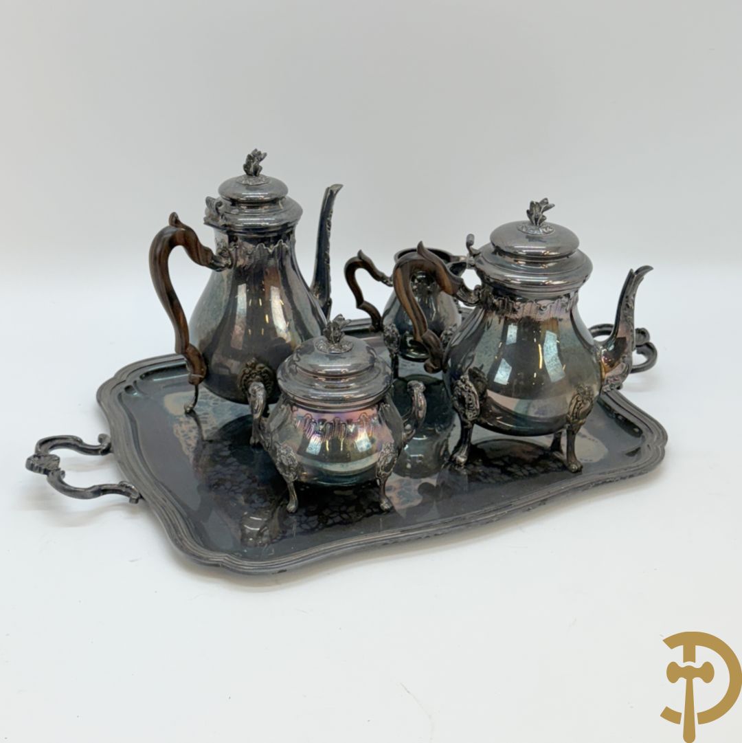 Verzilverd koffieservies met Louis XV motieven op verzilverde schotel, gemerkt M R 25, bestaande uit koffiekan, theekan, melkkan en suikerpot