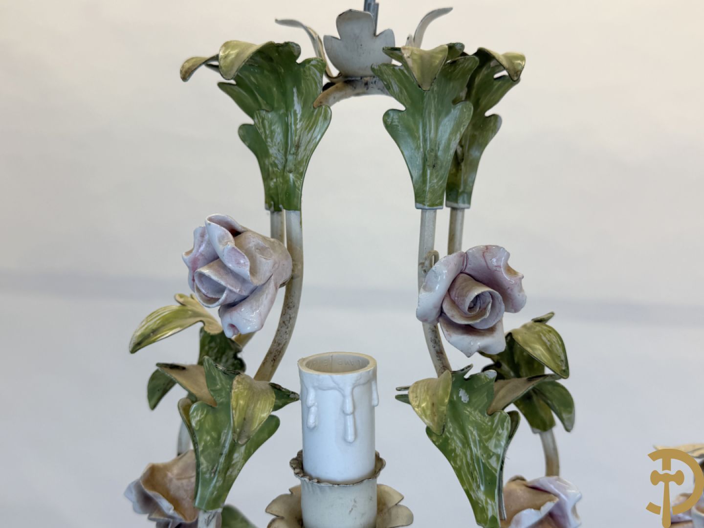 Italiaanse beschilderde smeedijzeren luchter met 4 lichtpunten, bezet met porseleinen bloemmetjes +2 bijhorende applieken