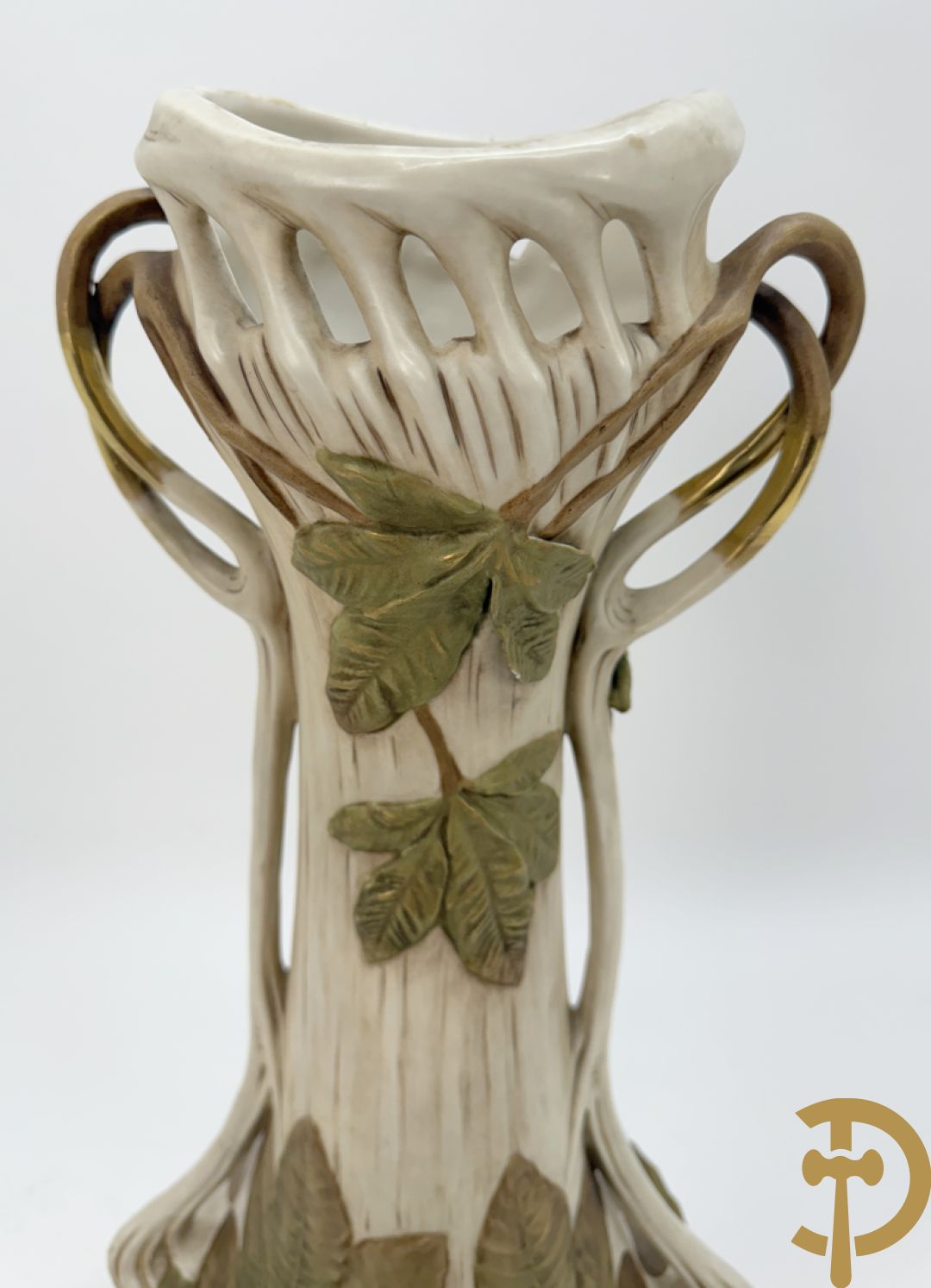 Paar Royal Dux vazen met bloemen bezet