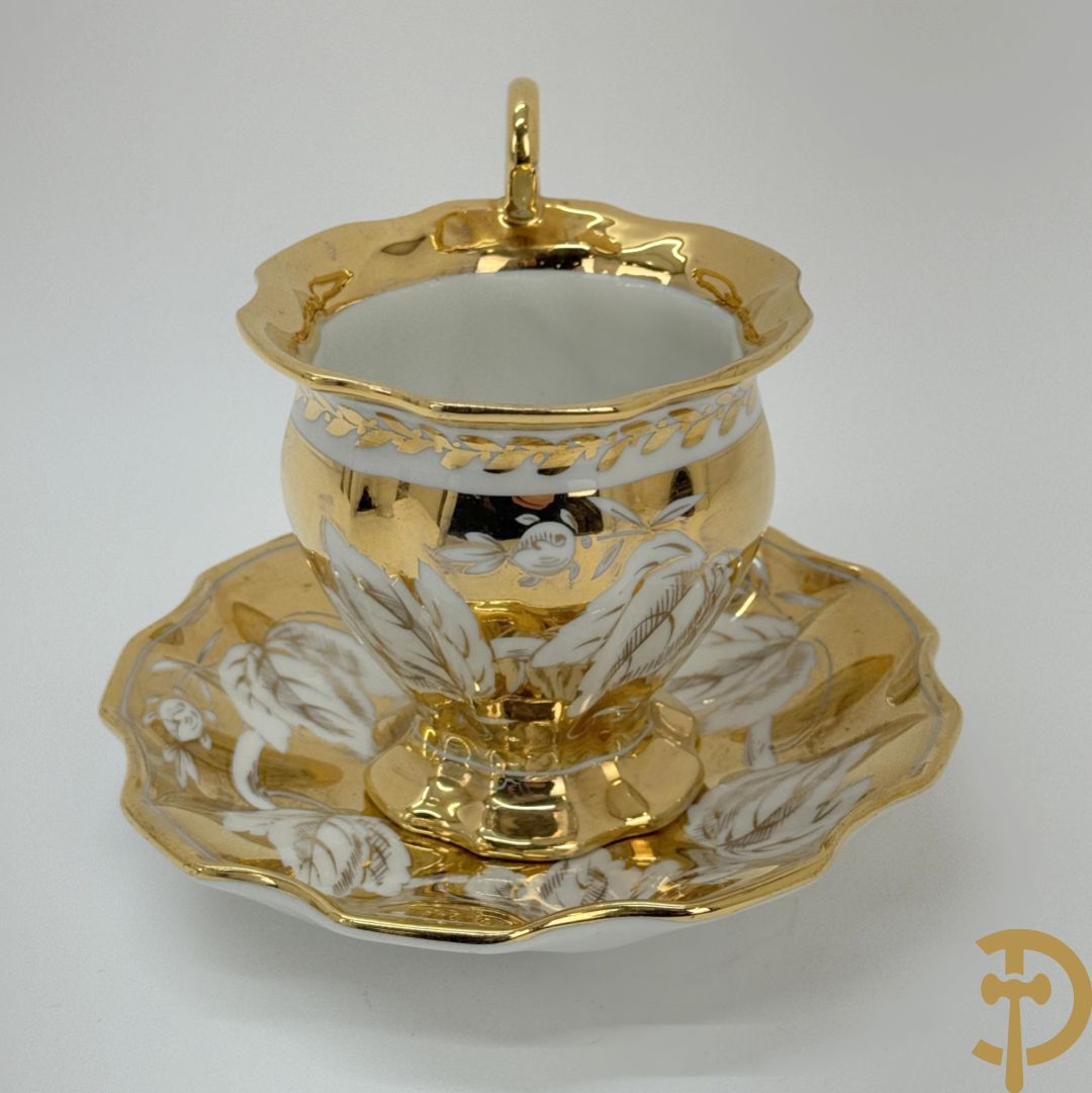 Paar Vieux Bruxelles cornetvazen met religieuse symboliek + grote tas op onderschaal + amfoorvaas