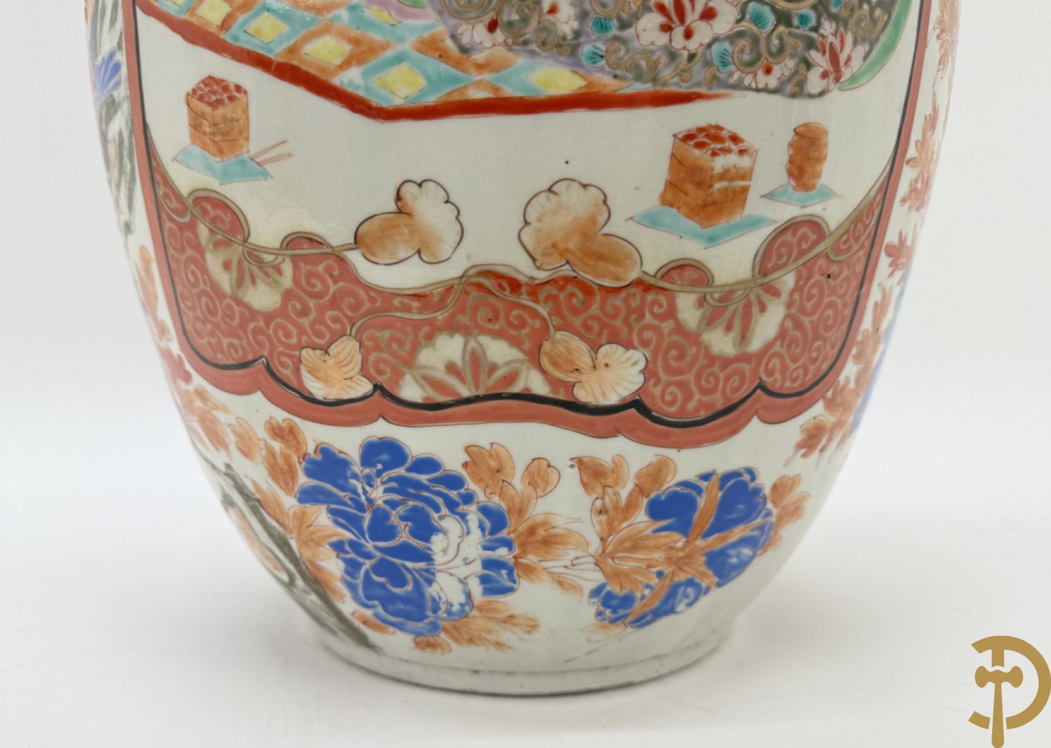 Paar Japanse porseleinen waaiervazen met bloemen en geanimeerd decor