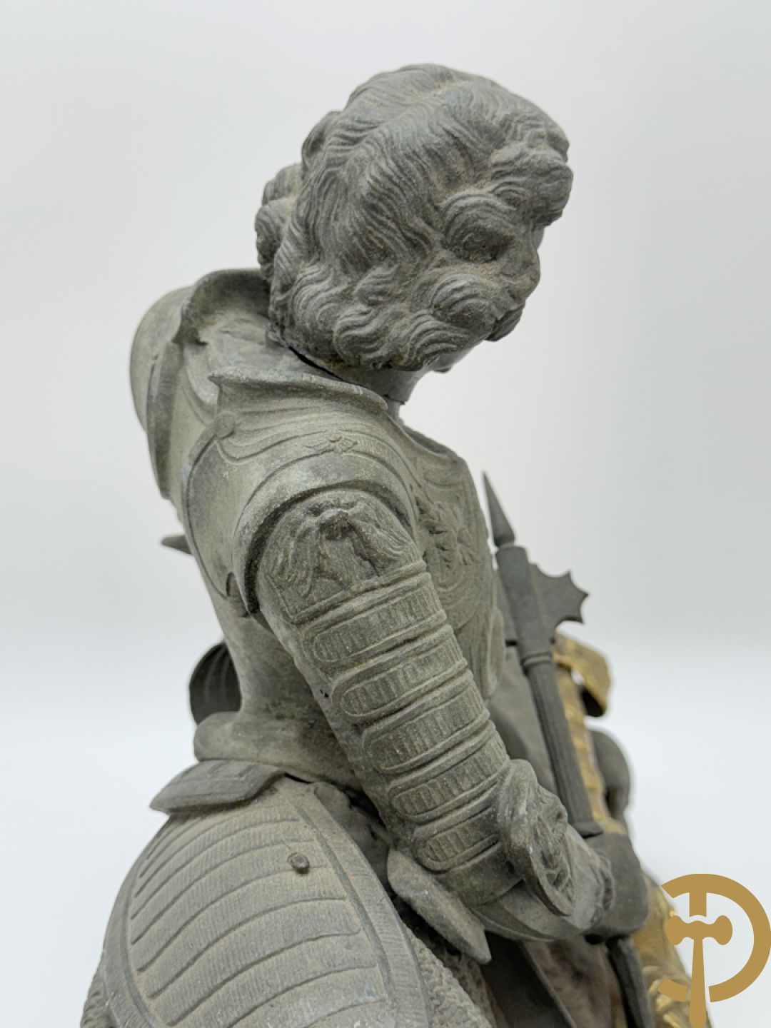 Zamak schouwstuk klok met ridder en Louis XVI motieven bezet