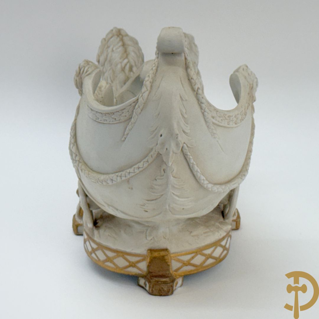 Biscuit beeld met leeuwen trekkende een open koets, getekend onderaan