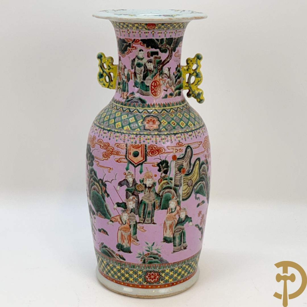 Chinese porseleinen meerkleurige vaas met decor van wijsgeren in landschap