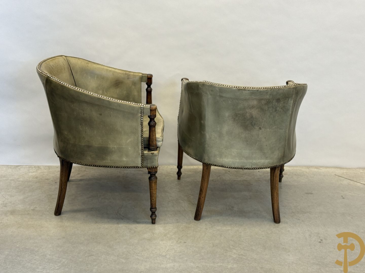 Twee kuipvormige lederen bergères