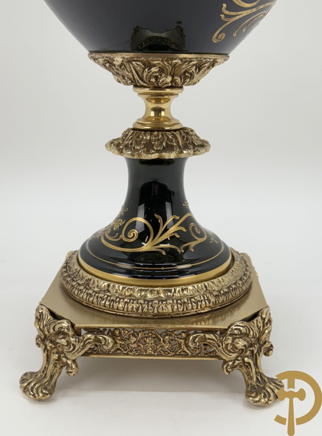 Blauwe porseleinen vaas met lieftallig decor, Sèvres stijl, bezet met bronzen ornamenten