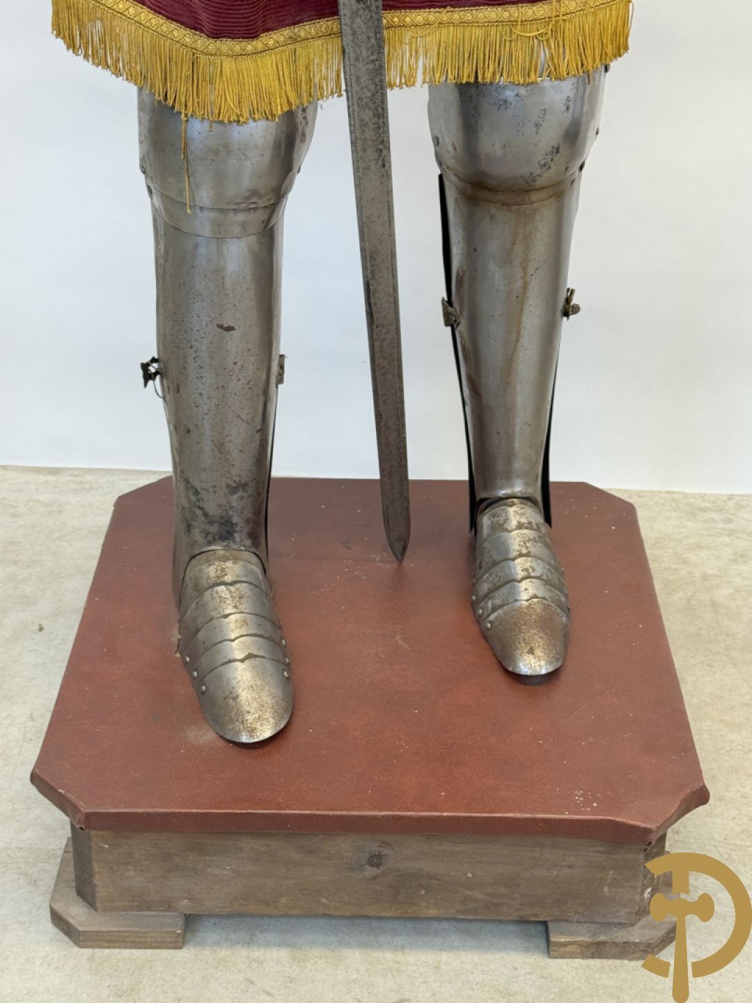 Paar ijzeren decoratieve harnassen ridderuitrusting met geciseleerde motieven op de elementen, met zwaard en ridderhelm - op statief - vermoedelijk Spaans 1930-1940