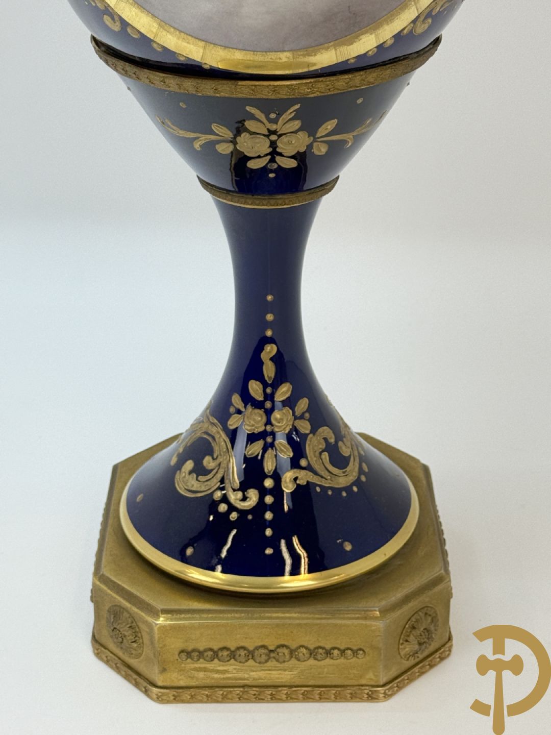 Paar Sèvres stijl vazen met bronzen oren en éénzijdig decor van cupido