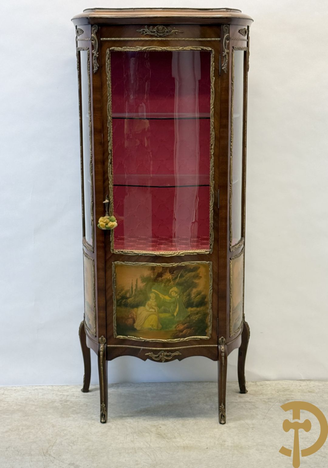 Notelaren gebombeerde Louis XV vitrine met handbeschilderde romantische taferelen en bezet met bronsbeslag