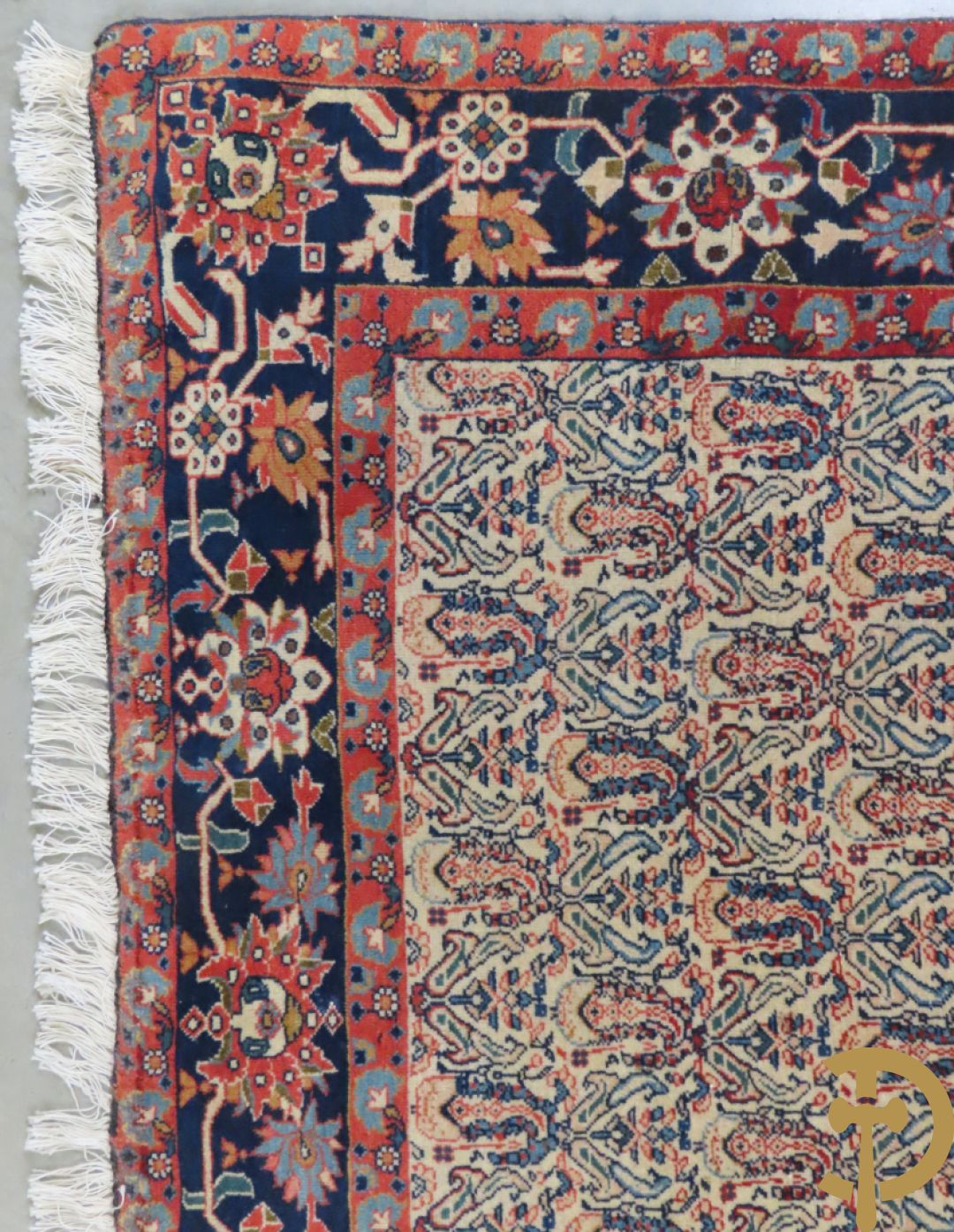 Antiek handgeknoopt tapijt met cashmeremotieven en florale omranding