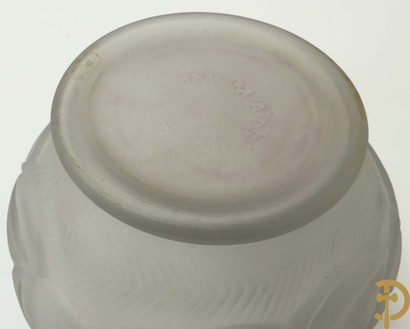 Geperste glazen Art deco vaas, Scailmont H.H. gemerkt  (Henri Heemkerk) + pique fleur in geperst glas met bloemenmotieven Scailmont gemerkt