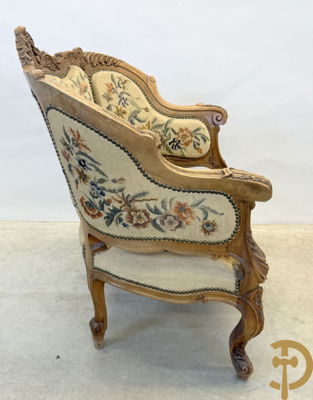 Paar armzetels bezet met petit points + 2 bijhorende stoelen