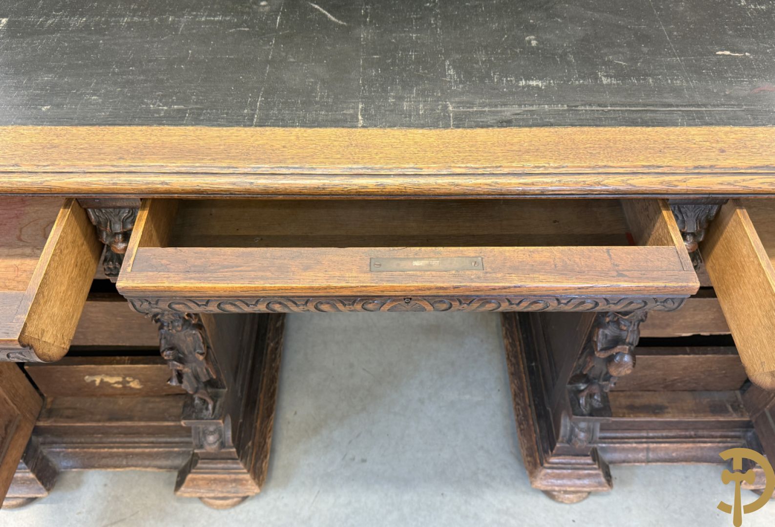 Mechels eiken bureau met opstand en Neo Renaissance invloeden