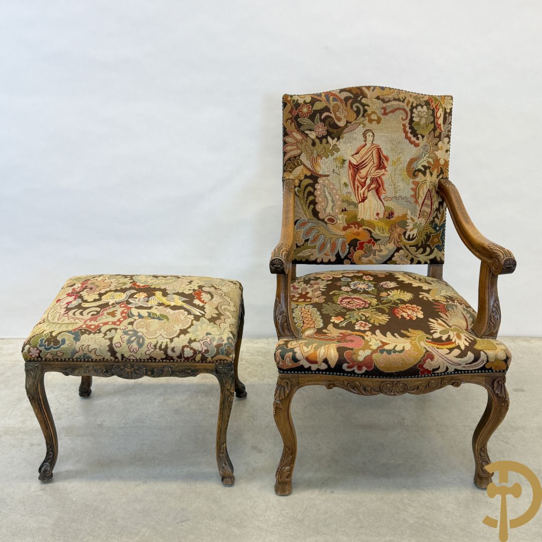 Armzetel Louis XIV met petit points + voetbankje