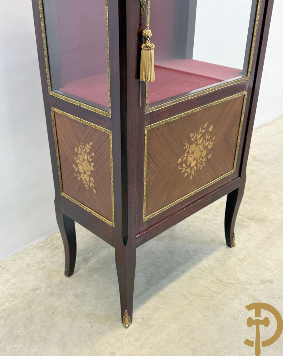 Notelaren vitrine met bloemenmarketterie en bronzen gallerij