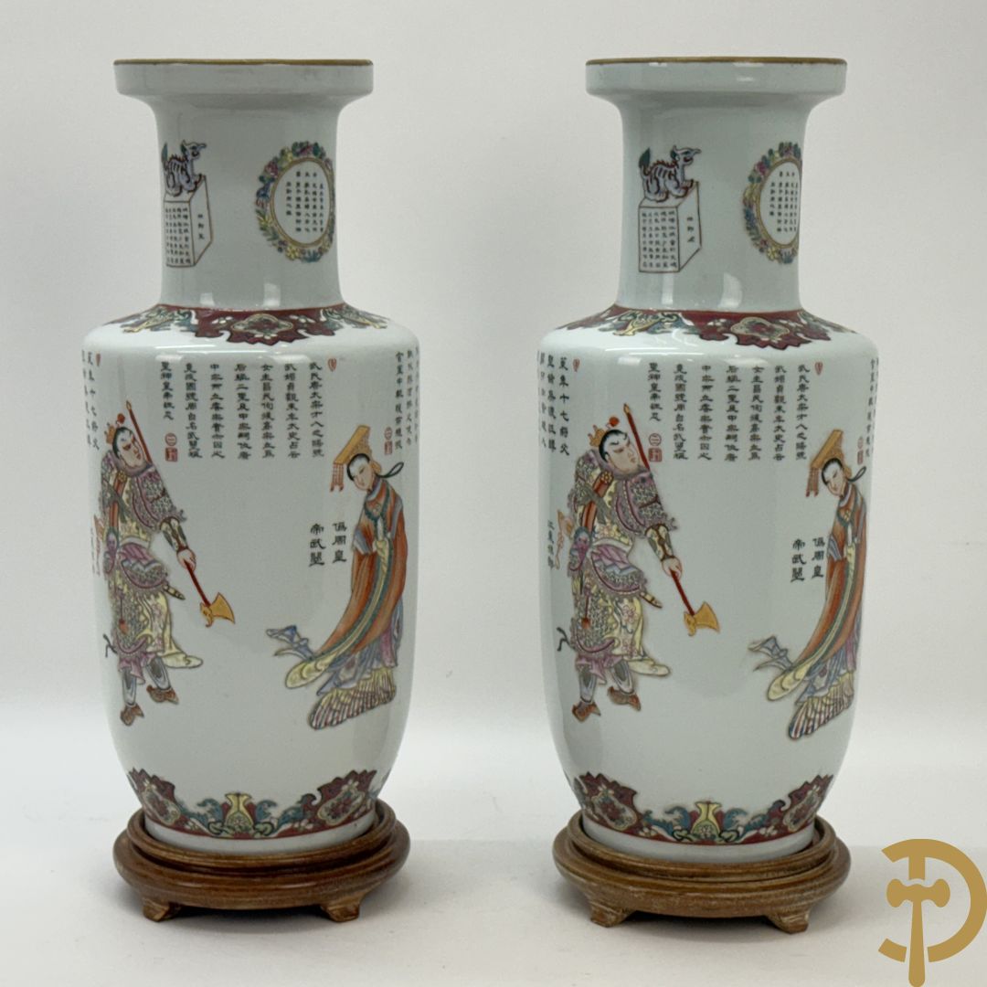 Paar porseleinen Chinese vazen met decor van personages en Chinese tekens, handgekleurd
