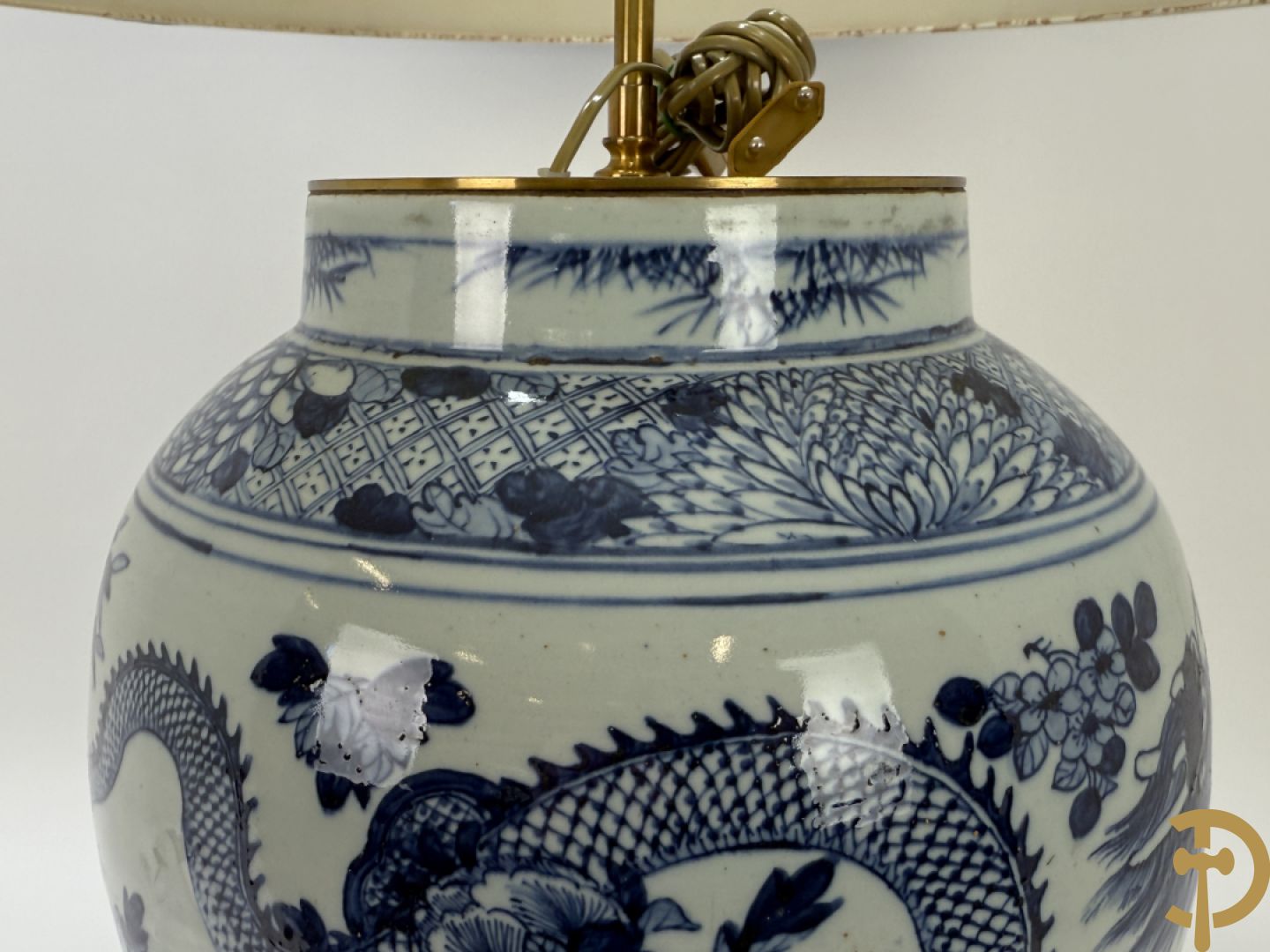 Paar Chinese blauw/witte porseleinen dekselvazen gedecoreerd met draken en bloemenmotieven, als lampadaire omgebouwd