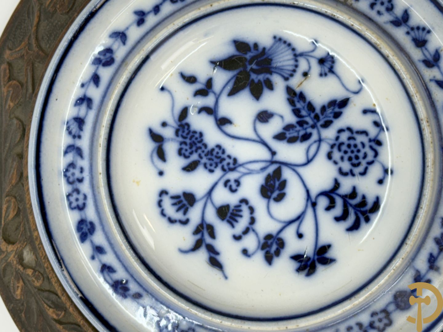 Keramieken boterschaal gehouden in houten gesculpteerde omranding met accanthusranken, onderaan gemerkt Waechtersbach