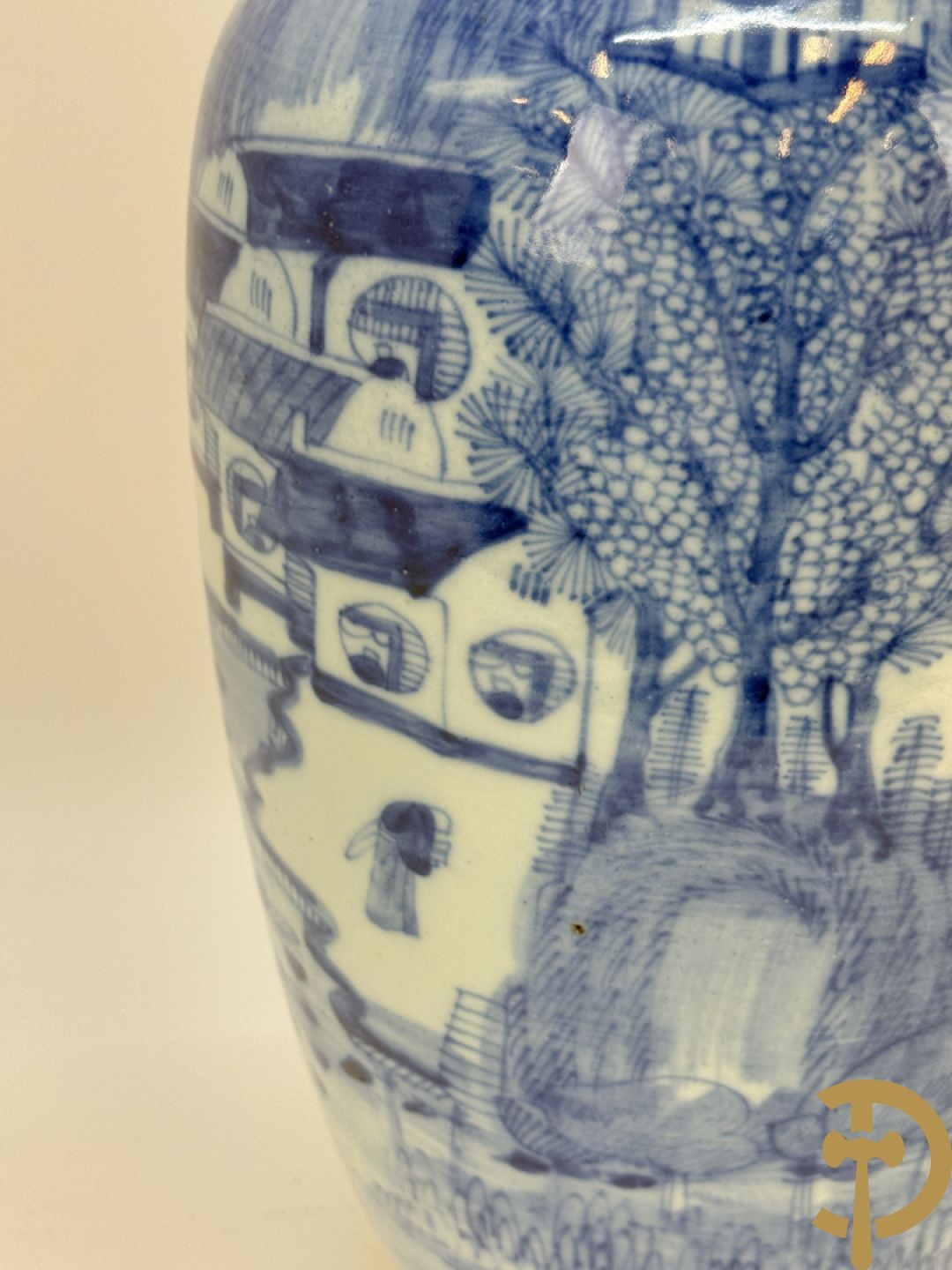 Paar Chinese blauw/wit vazen met geanimeerd huizendecor