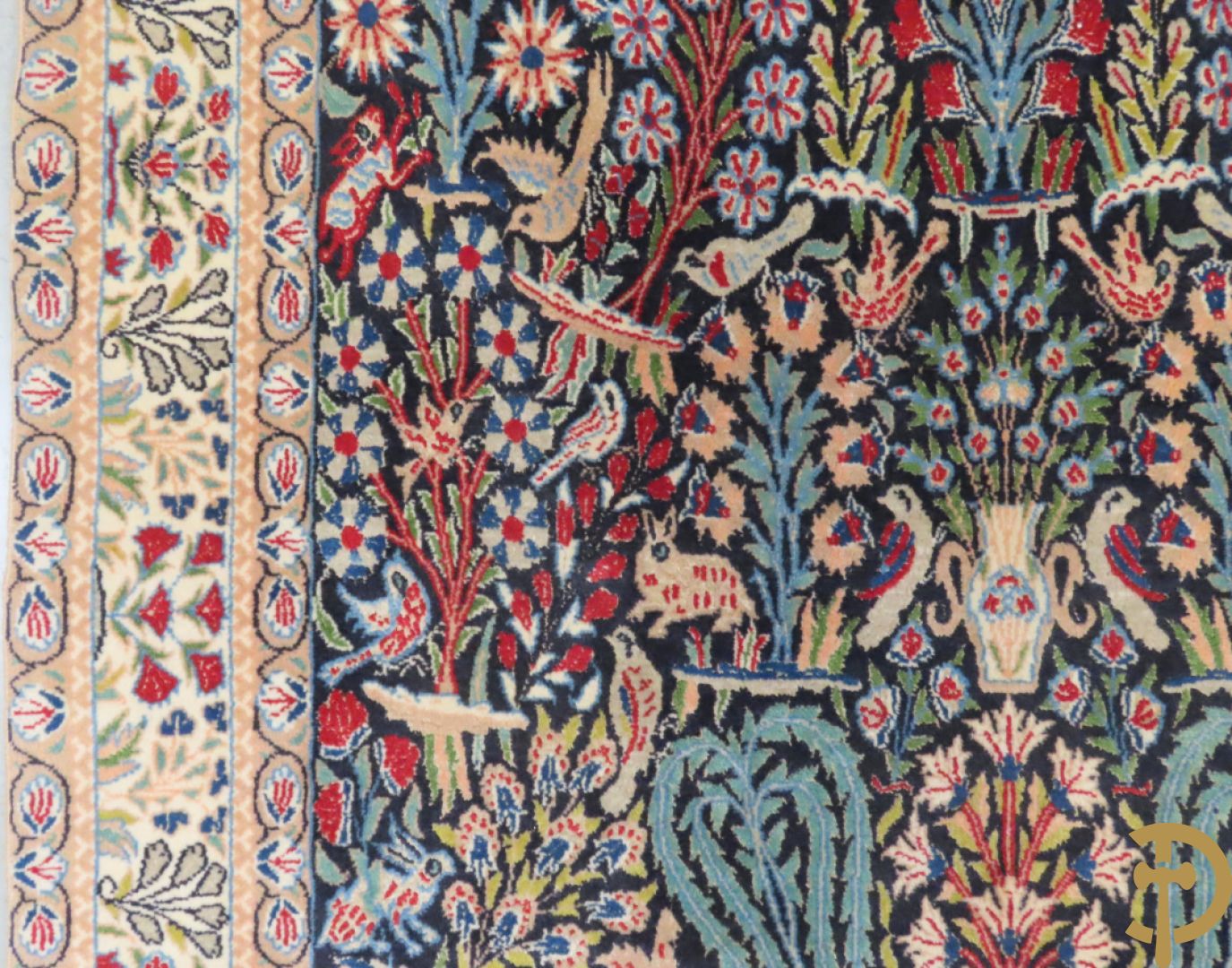 Oosters handgeknoopt tapijt Heriké met decor van amforen , bloemen en vogels