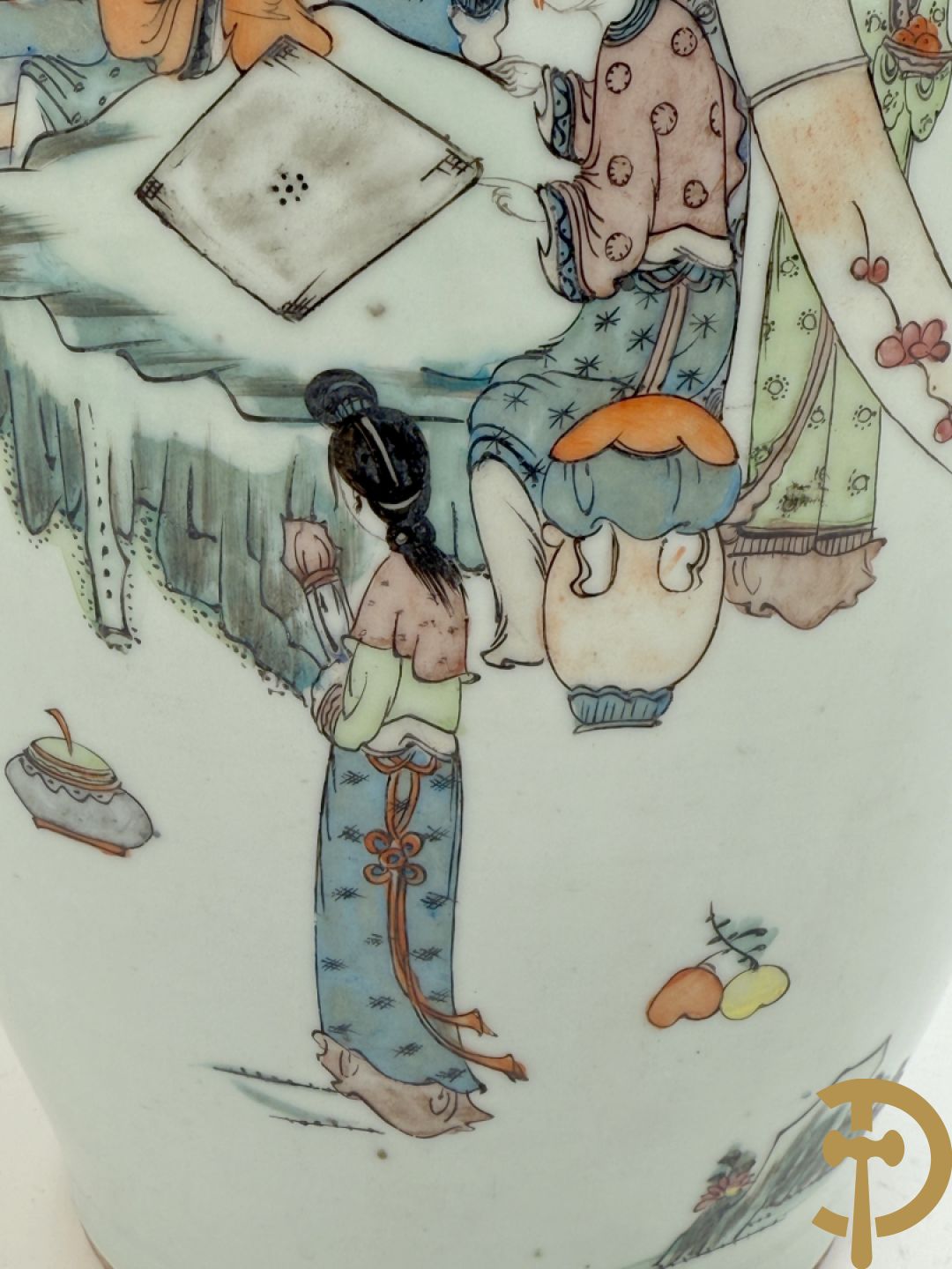 Chinese porseleinen vaas met decor van dames in landschap