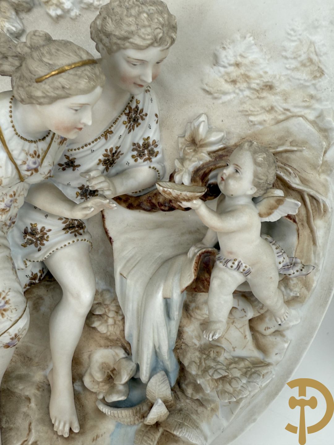 Paar ovale basreliefs met romantisch koppel en cupido in biscuit, achteraan onleesbaar gestempeld