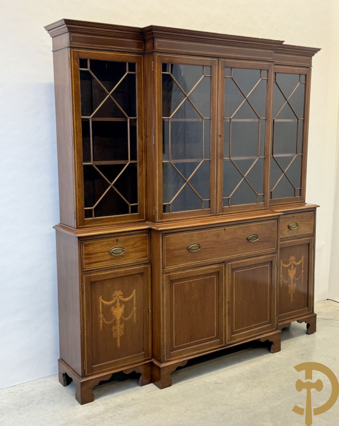 Notelaren Engelse stijl breakfront met ingebouwde secretaire, bovenaan met vitrine en decor van amfoorvazen op de deuren