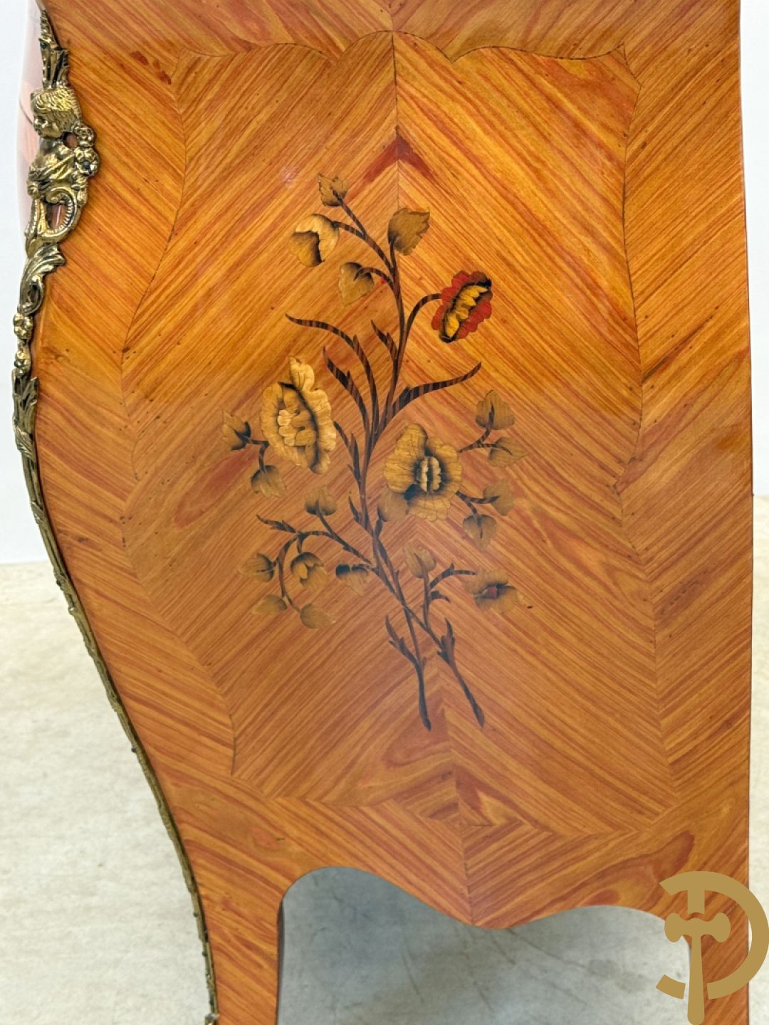 Notelaren gegalbeerde drieladencommode met bloemenmarketterie en marmeren blad