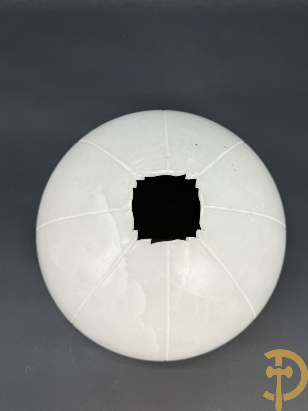 Albast beeld met meisje met poes en lamp