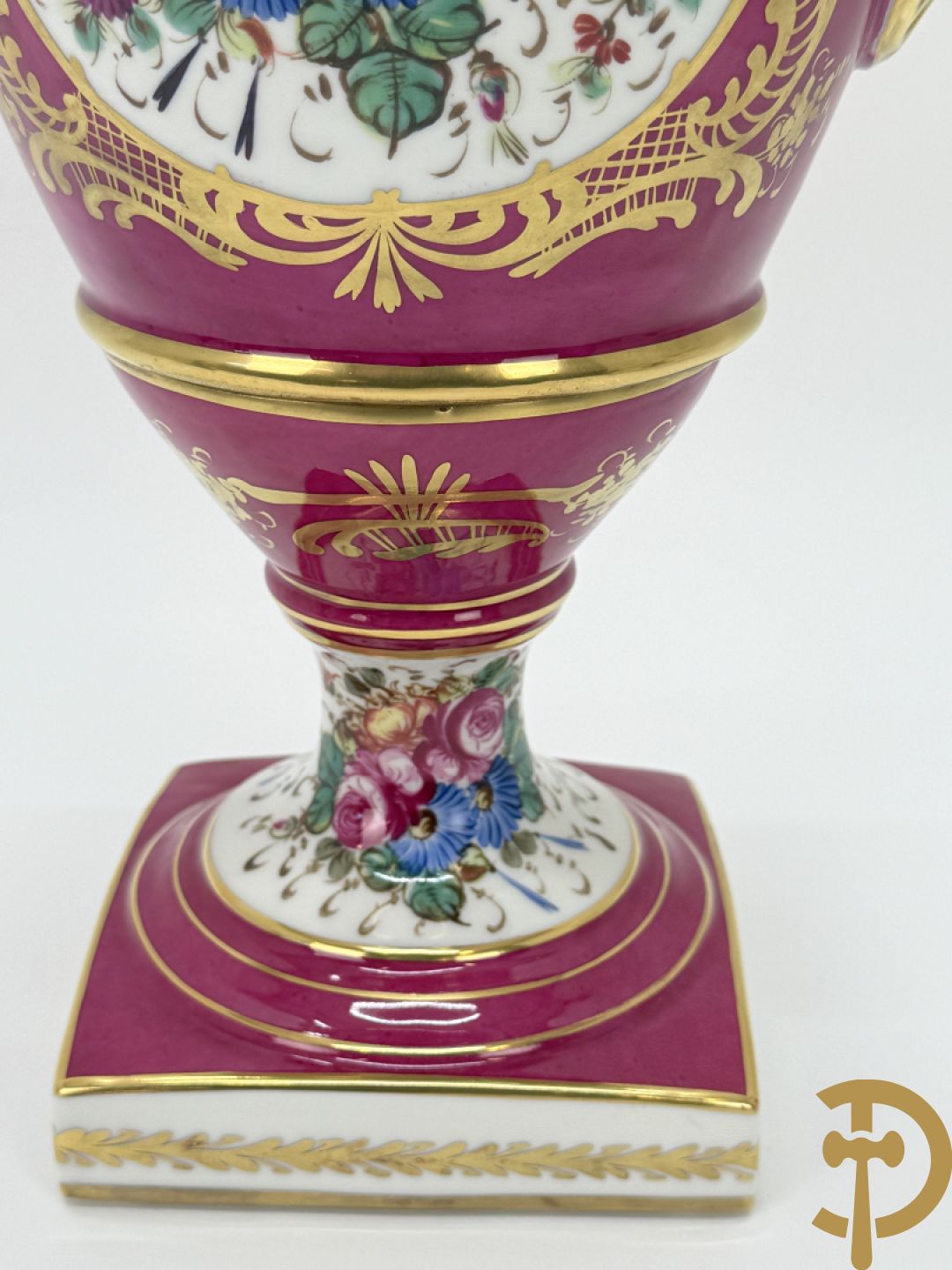 Handbeschilderde porseleinen siervaas met bloemenbeschildering en sfinxen + paar porseleinen cachepots met bloemendecor + 3 porseleinen  kopjes en schoteltjes