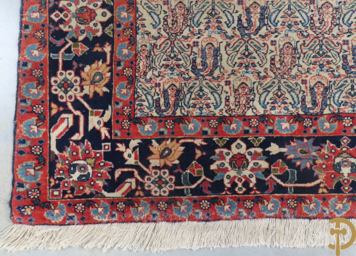 Antiek handgeknoopt tapijt met cashmeremotieven en florale omranding