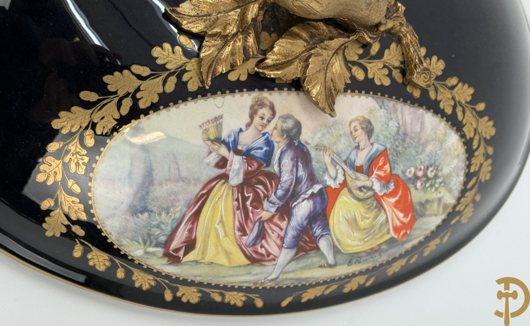 ROULI E. getekend, donkerblauwe Sèvres stijl coupe met deksel op onderschaal en bezet met bronzen ornamenten, gemerkt ACF onderaan